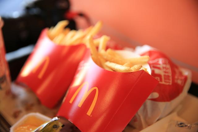 麦当劳、汉堡王摊上大事，包装检出致癌化学物质！薯条、巨无霸、曲奇饼干不能吃了？